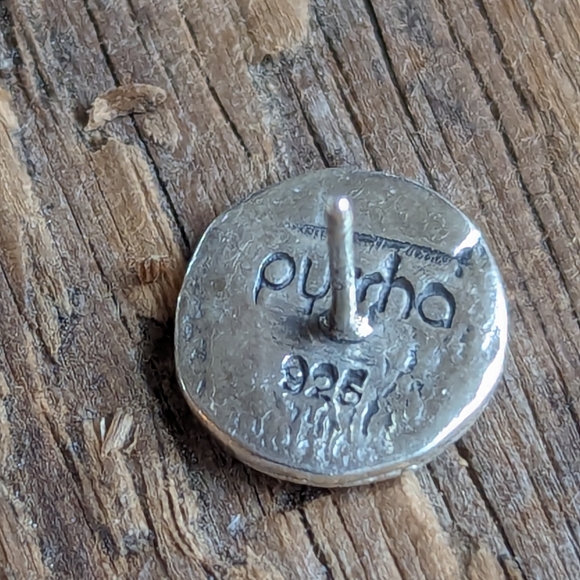 COPY - Pyrrha stud earring - Picture 2 of 6